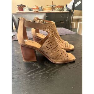 Indigo rd.  Tan Perforated Faux Leather Block Heeled Sandals sz 7 EUC